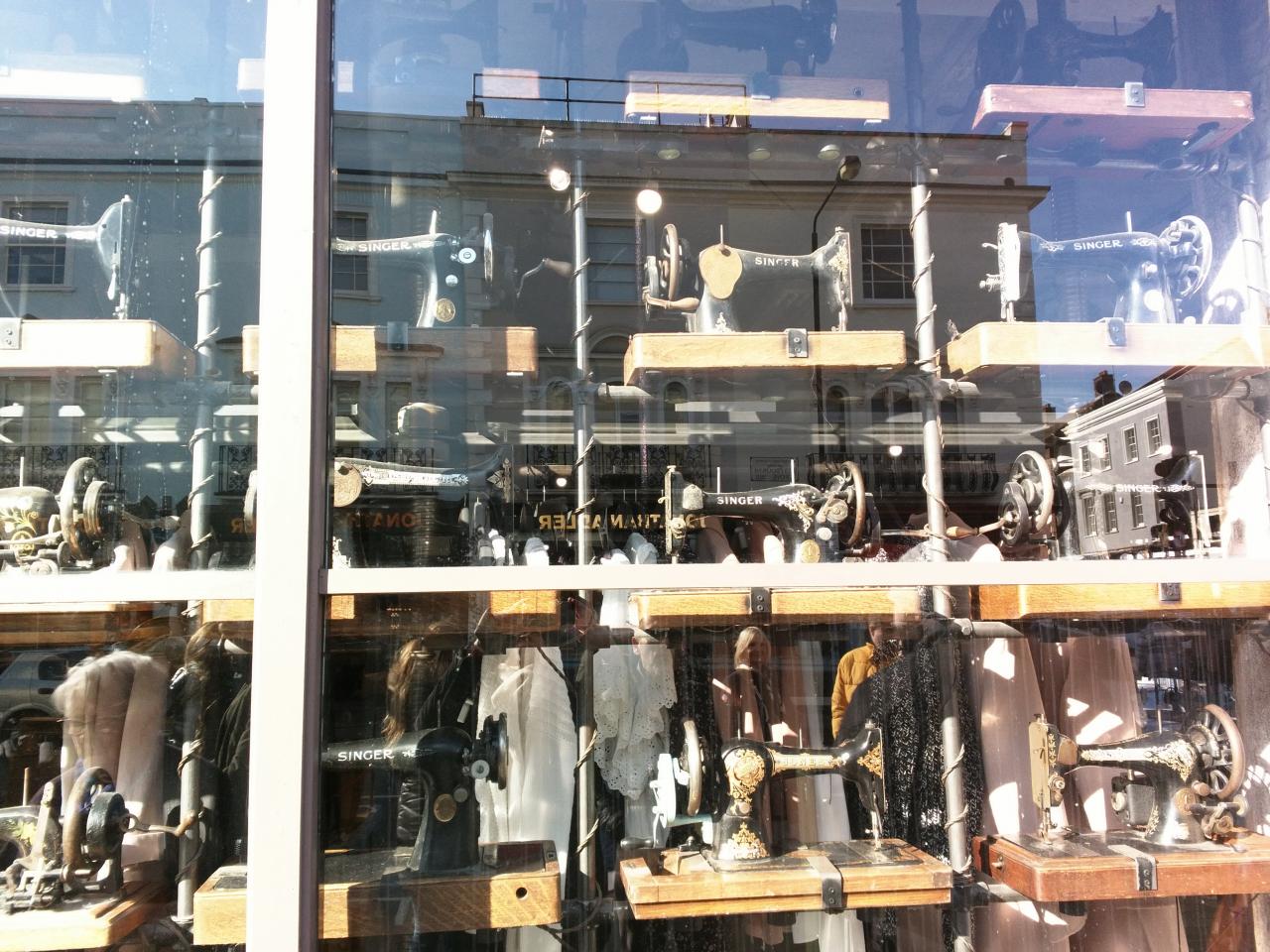 boutique de vetement avec une devanture d'ancienne machine à coudre