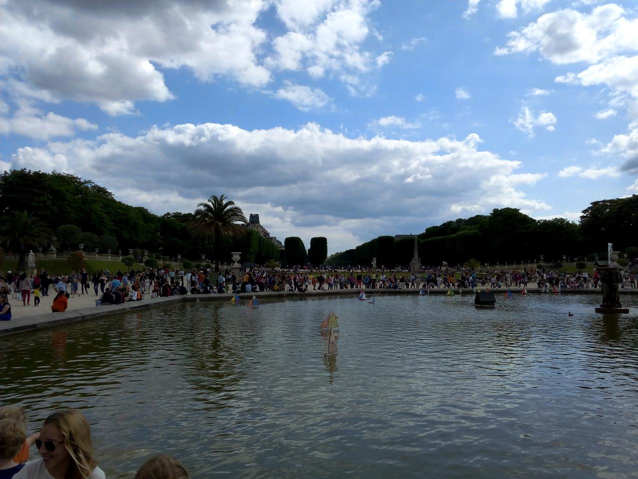 Bassin au Jardin du Luxembourg, on peut jouer avec des bateaux à voile sur le bassin