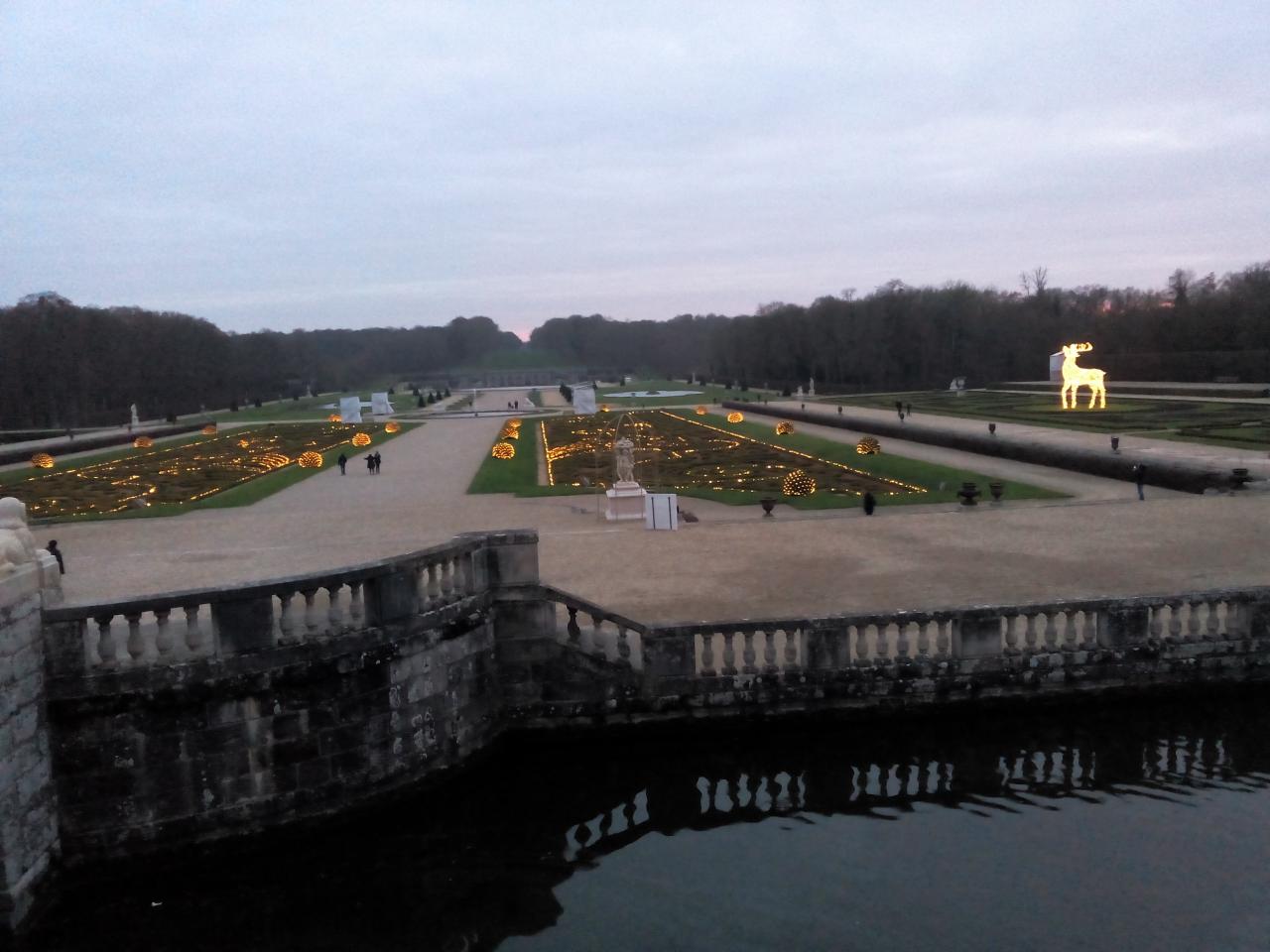 Le Jardin illuminé le soir