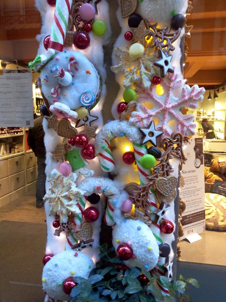 Pilier d'un magasin décoré de décoration de Noël