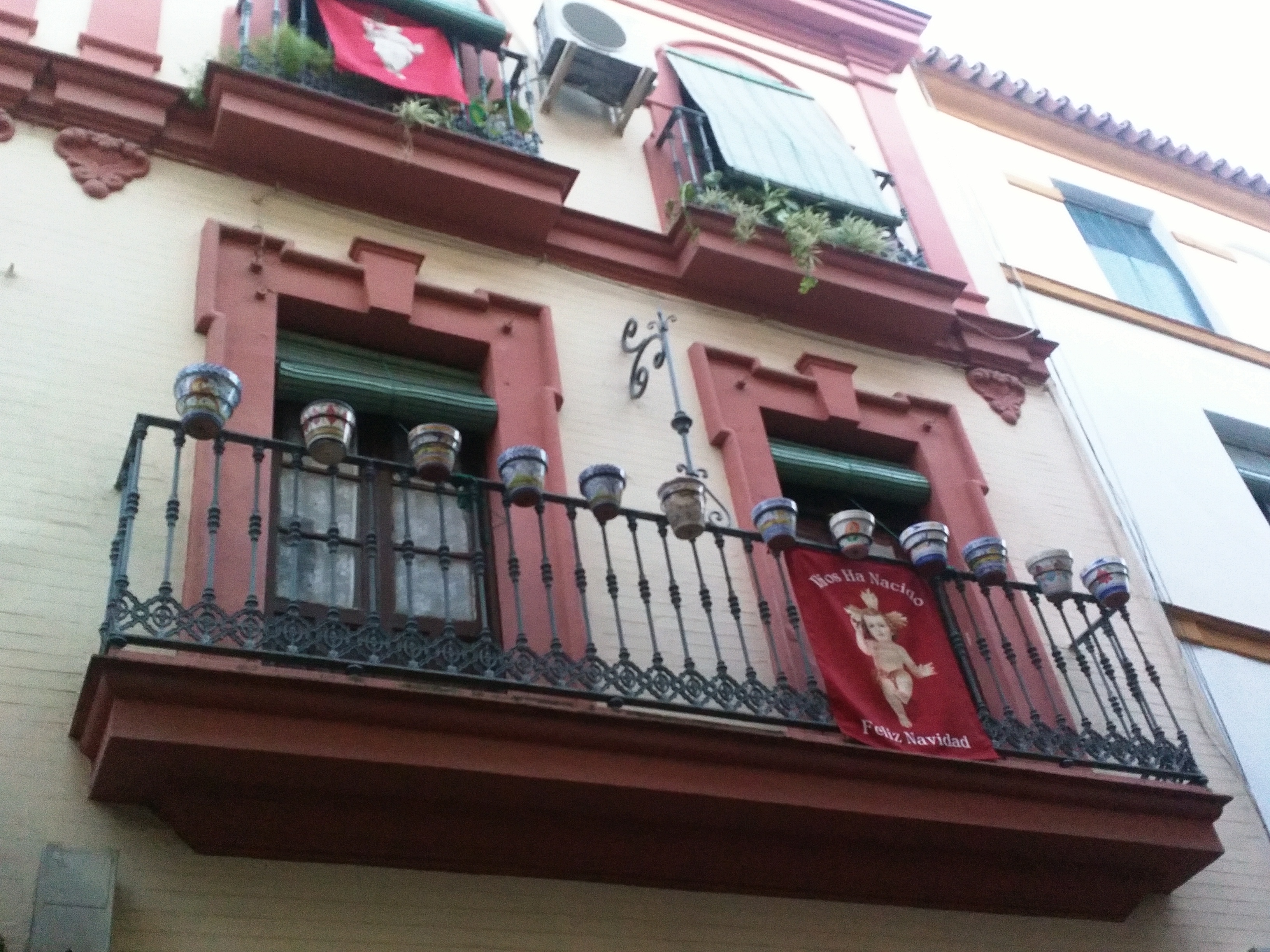 Beaucoup de balcon étaient décorés de ce drapeau pour vous souhaitez 