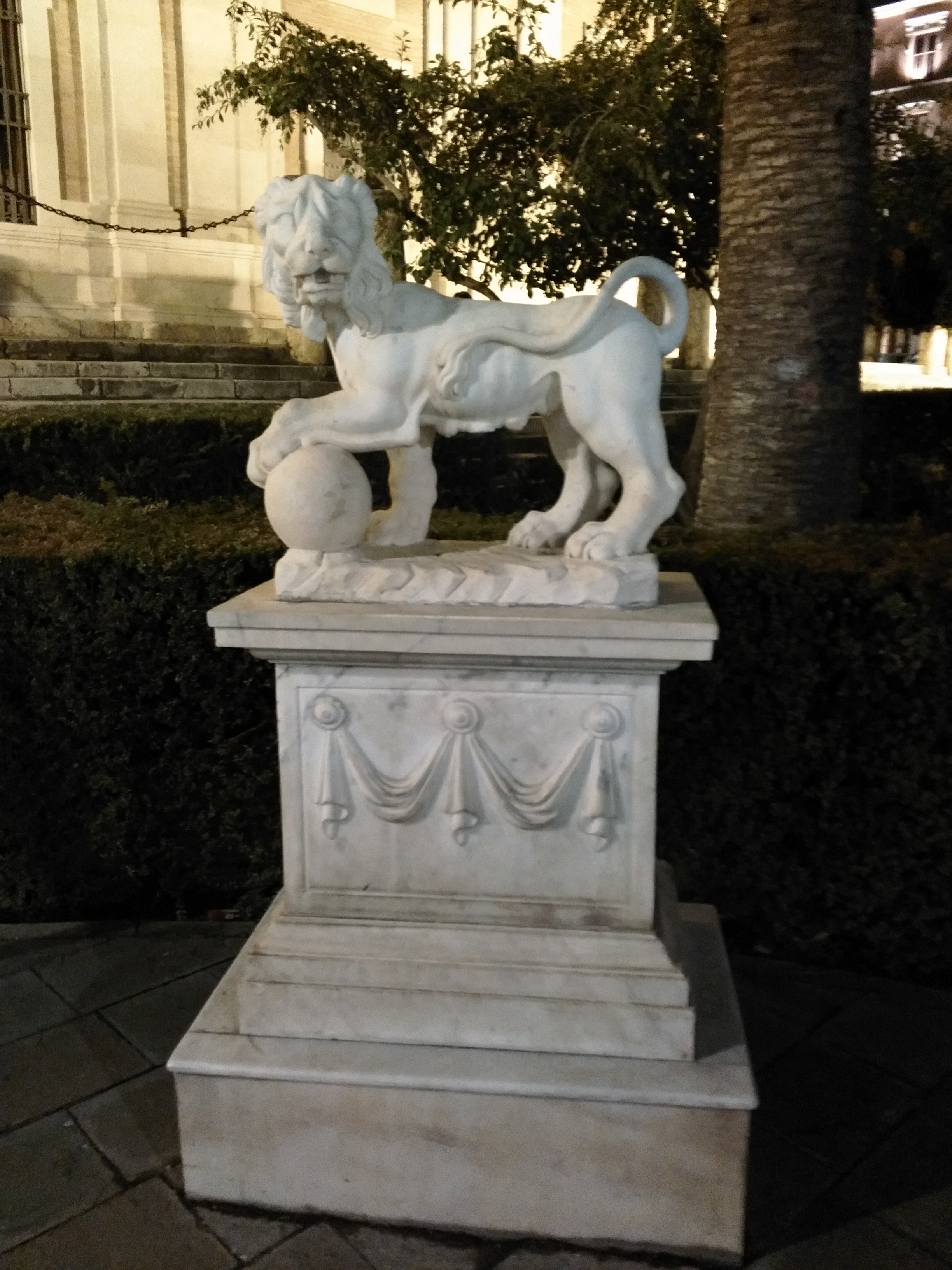 sculture devant les archives des Indes