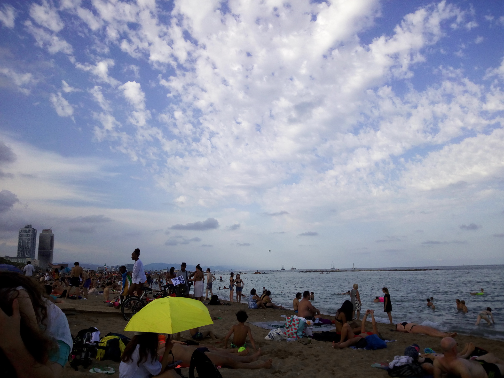 plage de Barcelone sable plein de mégos et trop de monde ... Dommange